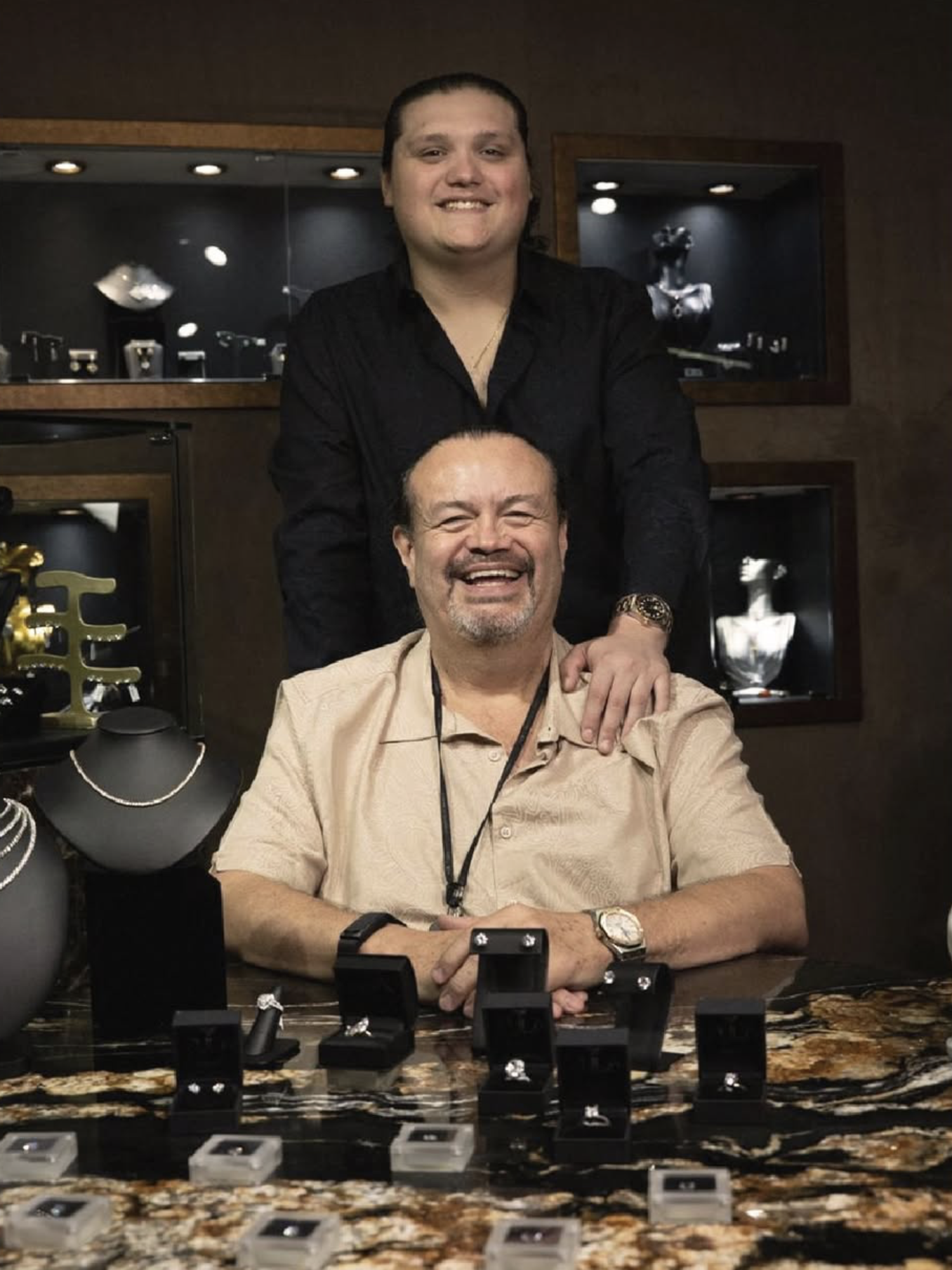 Eric Kobisher Bremer y Jaime Kobisher en la boutique Zula Jewelry MX